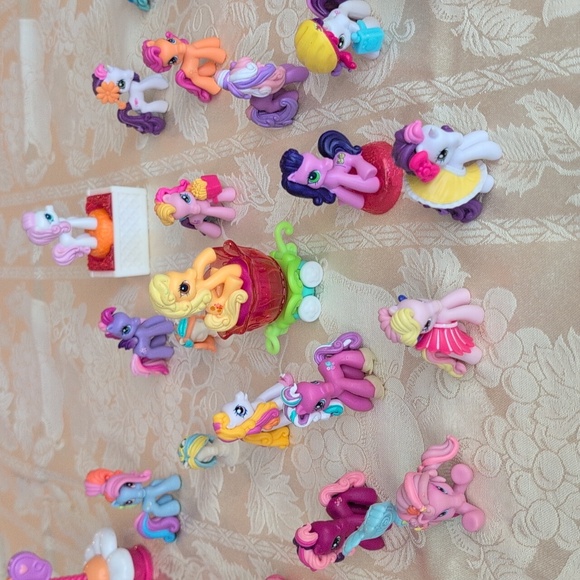 My Little Ponies, Accessories & Train. Discontinued Lot Of 28 Ponies! 2000-2010 - Picture 3 of 16